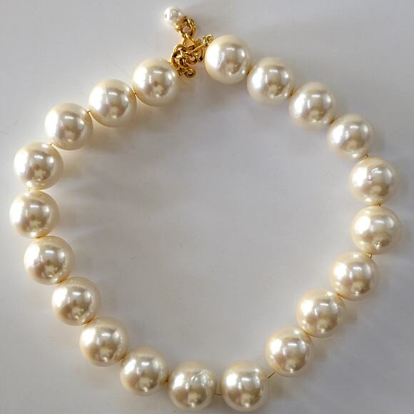 Elegant Large Faux Pearl Necklace with Gold Tone Clasp Classic Vintage Jewelry - Picture 2 of 10